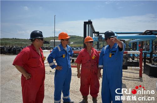 中國(guó)僑網(wǎng)中阿工程師在油田上工作交流