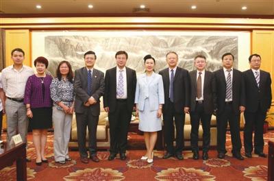 中國僑網(wǎng)林潔(右五)與美國華人科技專家團(tuán)一行合影留念。深圳僑報(bào)記者李恩攝