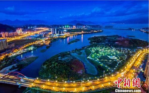 中國僑網(wǎng)圖為東僑夜景美如畫。林祖賢 攝