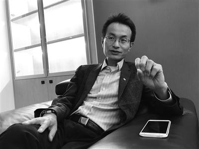 中國僑網(wǎng)楊培東接受紫牛新聞記者采訪。薛馬義 攝