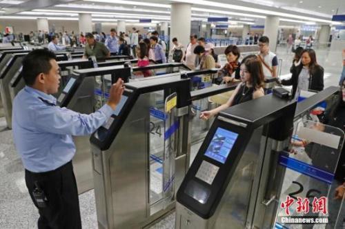 中國僑網(wǎng)資料圖:民航機場 中新社記者 殷立勤 攝