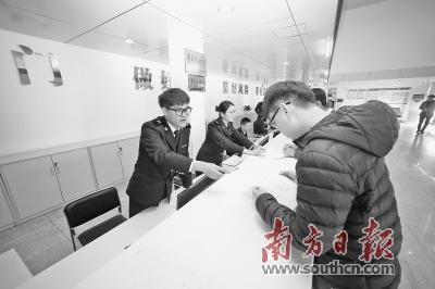 中國(guó)僑網(wǎng)深圳海關(guān)聚焦企業(yè)“痛點(diǎn)”,全力壓縮通關(guān)時(shí)間。文/圖:張光巖