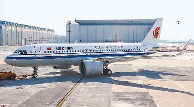 中國(guó)僑網(wǎng)圖為法國(guó)空中客車公司向中國(guó)客戶交付的空客總裝的A320系列飛機(jī),該架飛機(jī)由位于天津的空中客車亞洲總裝線完成總裝。 本報(bào)記者 靳博 攝