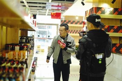 中國僑網(wǎng)成都商報直播鏡頭將網(wǎng)友帶到了“蓉歐薈”。