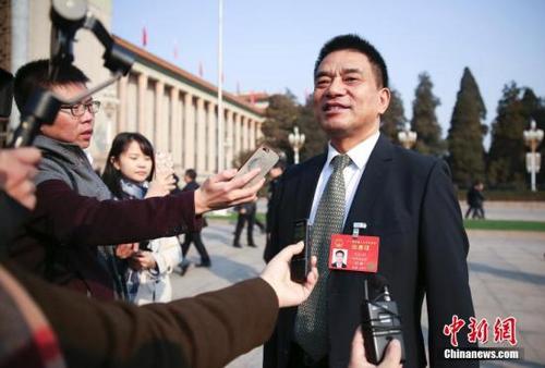 中國僑網(wǎng)資料圖 劉永好接受采訪。 中新社記者 趙雋 攝