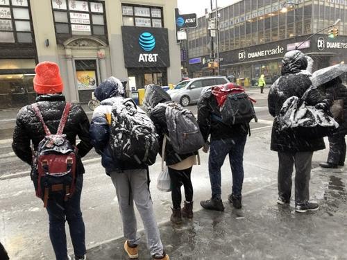 中國(guó)僑網(wǎng)皇后區(qū)法拉盛的民眾,冒雪等公交車。(美國(guó)《世界日?qǐng)?bào)》/記者朱蕾 攝影)