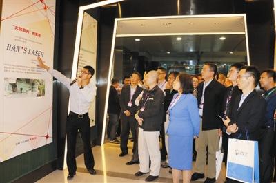 中國僑網(wǎng)海外專才參觀大族激光。