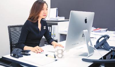 中國僑網(wǎng)圖為林彤工作照。