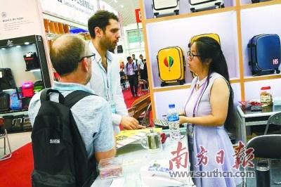 中國(guó)僑網(wǎng)采購(gòu)商在東莞企業(yè)展位咨詢(xún)產(chǎn)品。南方日?qǐng)?bào)記者 孫俊杰 攝
