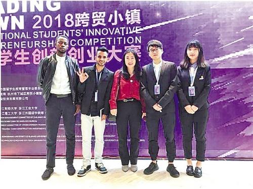 中國(guó)僑網(wǎng)左一為吳小軍(中文名)