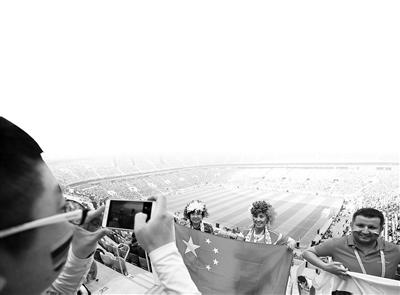 中國(guó)僑網(wǎng)中國(guó)球迷遍及世界杯賽場(chǎng),為“中國(guó)元素”添彩