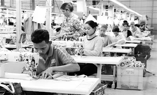 中國(guó)僑網(wǎng)西哈努克港經(jīng)濟(jì)特區(qū),杭州崇正箱包有限公司的生產(chǎn)車(chē)間。