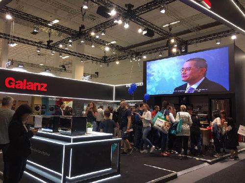 中國僑網(wǎng)9月4日,柏林國際消費(fèi)電子展上的觀眾在中國企業(yè)格蘭仕的站臺(tái)前參觀。新華網(wǎng)發(fā) 王薇攝