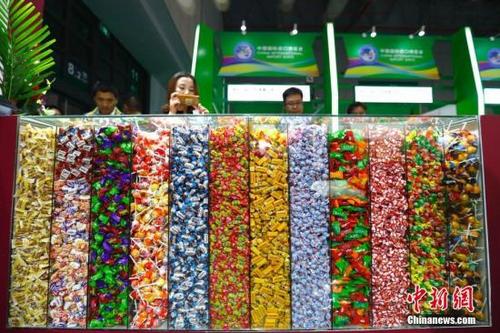 中國(guó)僑網(wǎng)資料圖:進(jìn)博會(huì)食品及農(nóng)產(chǎn)品展區(qū)內(nèi)各色糖果吸引觀眾。中新社記者 富田 攝