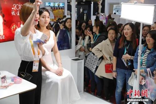 中國(guó)僑網(wǎng)資料圖:進(jìn)博會(huì)現(xiàn)場(chǎng)。殷立勤 攝