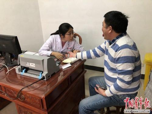 中國僑網(wǎng)竇豆正在為患者看病。劉昶榮/攝