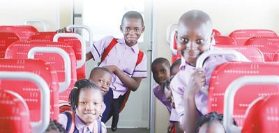 中國僑網乘坐列車的尼日利亞小學生。 本報記者 姜 宣攝