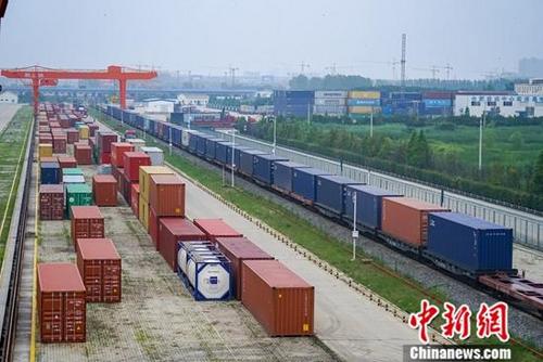 中國僑網(wǎng) 資料圖:貨運(yùn)中心整裝待發(fā)的車輛。中新社發(fā) 呂晉 攝