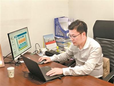 中國(guó)僑網(wǎng)陸丁銘在對(duì)項(xiàng)目方案進(jìn)行研究細(xì)化(廣州日?qǐng)?bào)/蔡凌躍 攝)