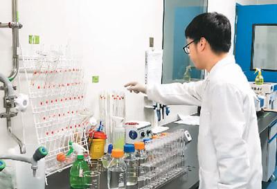 中國僑網(wǎng)在位于杭州未來科技城的一家海歸創(chuàng)業(yè)公司內(nèi),技術(shù)人員正在做實(shí)驗(yàn)。本報(bào)記者 孫亞慧攝