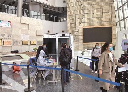 中國僑網(wǎng)矽赫無觸感AI實(shí)時(shí)人體測溫系統(tǒng)助力企業(yè)復(fù)工復(fù)產(chǎn)(深圳僑報(bào)/柯東波 圖)