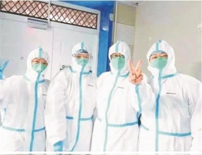 中國僑網(wǎng)嚴麗(右二)與同事在一起(圖片來源:《人民日報海外版》)