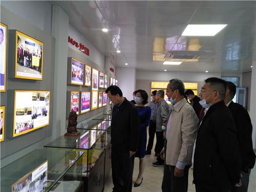 中國(guó)僑網(wǎng)調(diào)研組參觀海滄三都華僑文化展示中心。(福建省僑聯(lián)網(wǎng)站)