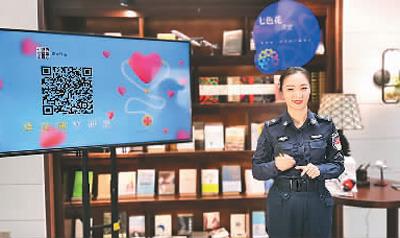 中國(guó)僑網(wǎng)梁譯的“譯空間”如今深受同事歡迎(圖片來(lái)源:《人民日?qǐng)?bào)海外版》)