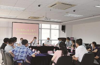 中國(guó)僑網(wǎng)建言獻(xiàn)策座談會(huì)現(xiàn)場(chǎng)(《深圳僑報(bào)》/柯東波 攝)