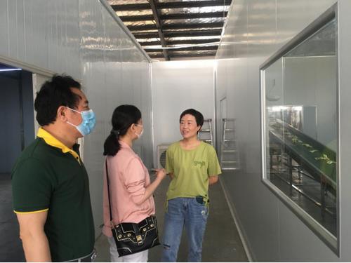 中國僑網(wǎng)荊門市僑聯(lián)主席調(diào)研包聯(lián)企業(yè)湖北豆邦休閑食品有限公司生產(chǎn)情況。(湖北省僑聯(lián)網(wǎng)站)