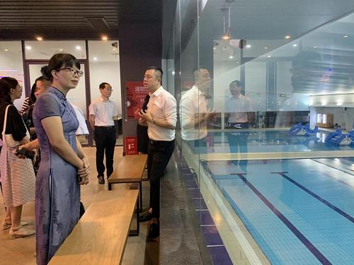 中國僑網黃芳一行考察樂運魔方。(湖南省僑聯(lián)網站)