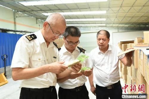 中國僑網(wǎng)圖為海關工作人員對出口產品進行查驗 劉豪 攝