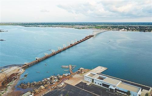 中國僑網(wǎng)正在建設中的方久尼大橋。宋斌 攝