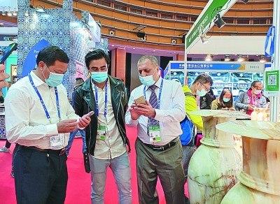 中國僑網巴基斯坦參展商向觀眾推銷產品。本報記者 盧重光攝/光明圖片