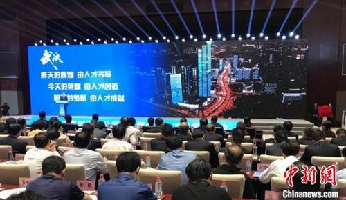 中國僑網(wǎng)7日上午武漢人才集團有限公司揭牌成立 張芹攝