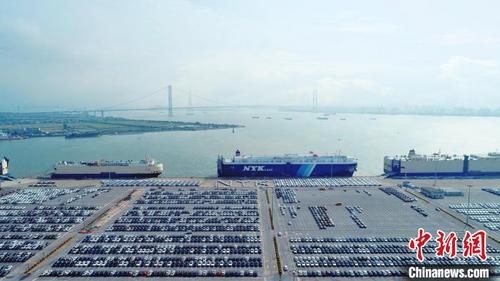 中國僑網(wǎng)NYK(日本郵船株式會(huì)社)“海王星領(lǐng)袖”滾裝輪在廣州港南沙汽車口岸靠泊。 廣州港集團(tuán)供圖