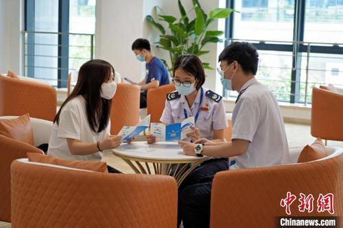 中國(guó)僑網(wǎng)稅務(wù)人員為港澳創(chuàng)業(yè)青年宣傳輔導(dǎo)稅收政策。 國(guó)家稅務(wù)總局廣州市南沙區(qū)稅務(wù)局 供圖