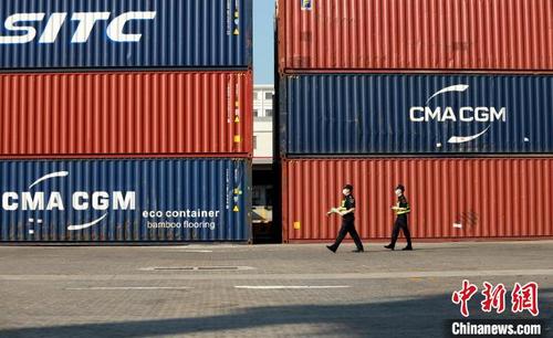 中國僑網(wǎng)海關(guān)關(guān)員在碼頭巡查 俞波 攝