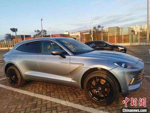 中國(guó)僑網(wǎng)“零關(guān)稅”進(jìn)口新車(chē)型 黃忱 攝