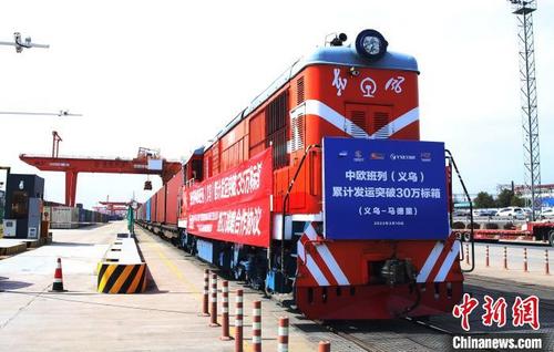 中國(guó)僑網(wǎng)75098/7次中歐班列鳴笛啟程。 王建明 攝