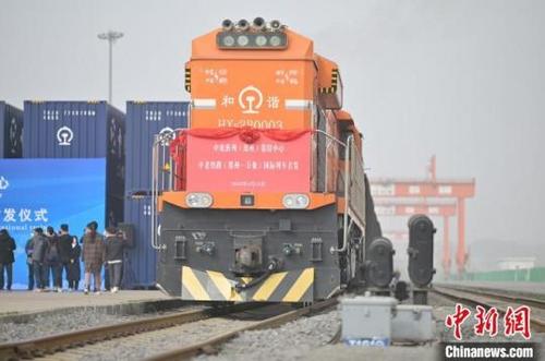 中國僑網(wǎng)中老鐵路(鄭州-萬象)國際貨運(yùn)列車首發(fā) 王瑋 攝