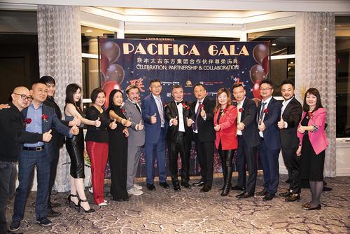 中國僑網(wǎng)圖為參加慶典的部分主賓合影。(美國《芝加哥華語論壇》報(bào)/張大衛(wèi) 攝)