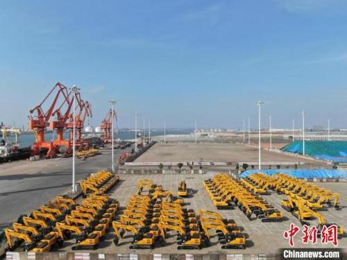 中國(guó)僑網(wǎng)即將裝船的廣西柳工集團(tuán)有限公司工程車輛,整齊停放在廣西欽州保稅港碼頭堆場(chǎng)?!№f羽翔 攝