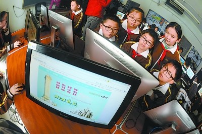 中國僑網(wǎng)網(wǎng)絡(luò)祭掃 傳遞感恩(《北京晚報(bào)》/康靜 攝)