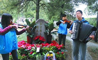中國僑網(wǎng)志愿樂手 奏曲祭掃(《北京晚報》/劉平攝 攝)