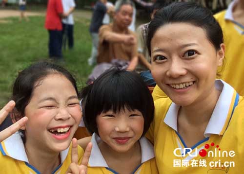 中國(guó)僑網(wǎng)王虹迪和孩子們。(國(guó)際在線)