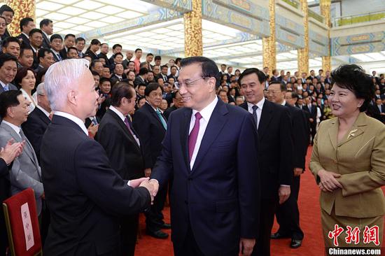 6日，首屆世界華僑華人工商大會召開，國務院總理李克強會見出席大會的全體代表，并寄望廣大華僑華人架起中外經(jīng)濟合作共贏的“彩虹橋”，成為促進中國經(jīng)濟轉(zhuǎn)型發(fā)展的“生力軍”，打造華商