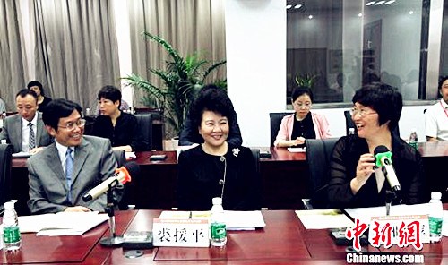 14日，第29期海外華僑華人社團(tuán)負(fù)責(zé)人研習(xí)班在揚(yáng)州大學(xué)結(jié)業(yè)。國(guó)僑辦主任裘援平表示，要進(jìn)一步提升中華餐飲在全世界的影響力，促進(jìn)提高海外中餐業(yè)整體水平，進(jìn)一步弘揚(yáng)中華美食文化，積極推動(dòng)海外中餐業(yè)繁榮發(fā)展。(崔佳明