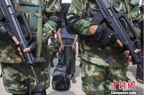 中國(guó)僑網(wǎng)圖為交接儀式。 周少飛 攝