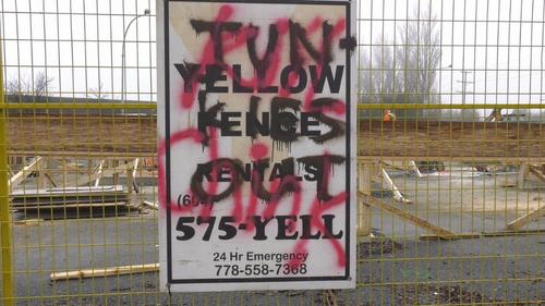 中國(guó)僑網(wǎng)圖為施工現(xiàn)場(chǎng)的涂鴉